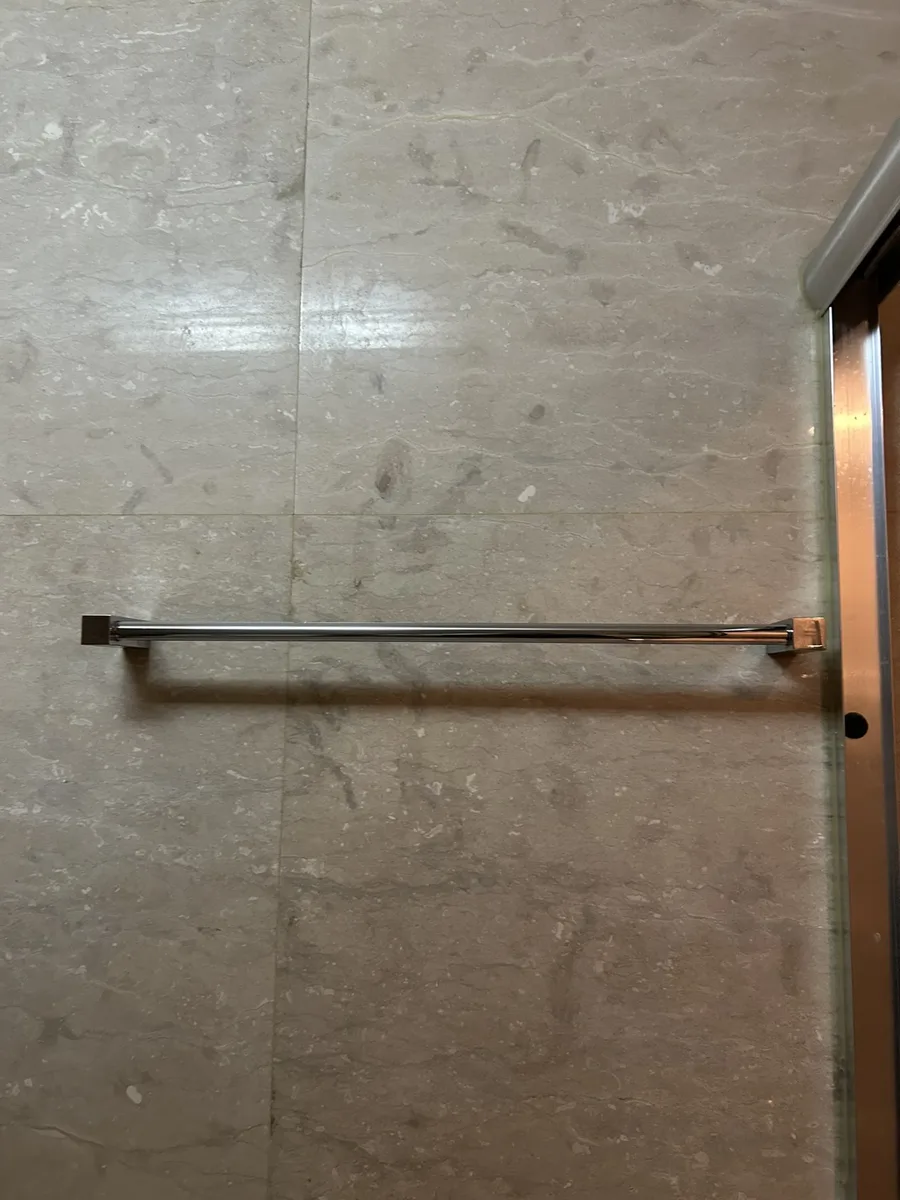 수건걸이교체 벽에 고정한 봉형 수건걸이 근접 사진 시공 사진
